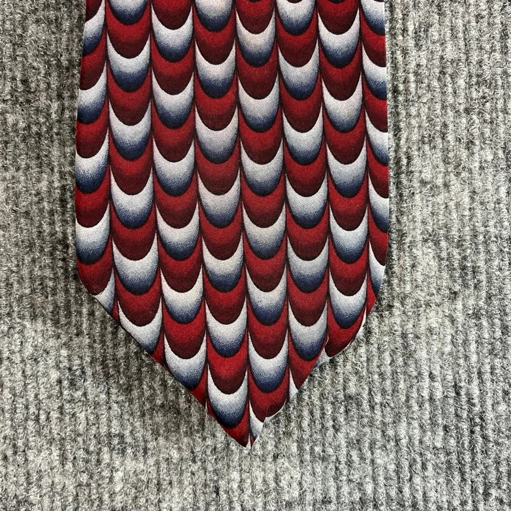 Madison & Rhodes Mens Silk Necktie Red Blue Grey Scallop Geometric Pattern 59in
